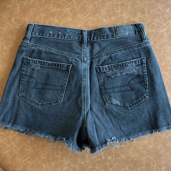 American Eagle Black Distressed Mom Jean Shorts size 2 - Picture 3 of 8